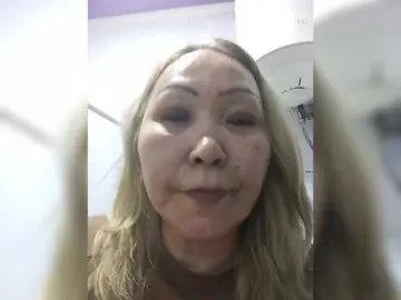 QweentisのBongacamsで無料ライブポルノ