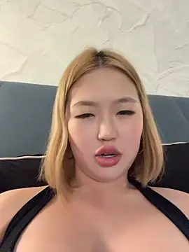 Aiko_YumiのStripchatでアダルトカメラ配信