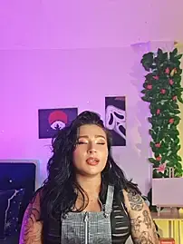 PauilinaのStripchatでヌードカメラ