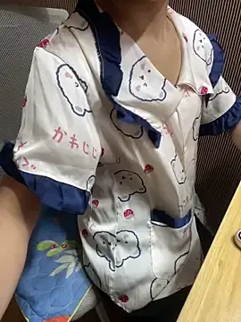 Mina048のStripchatで今すぐ視聴可能なセックスカム