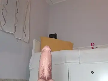 TinyMikaのStripchatでプライベートチャット