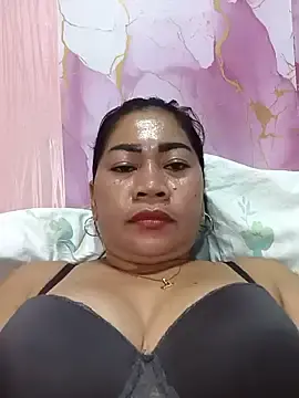 SweetChubbyMommy_02のStripchatで今すぐ視聴可能なセックスカム