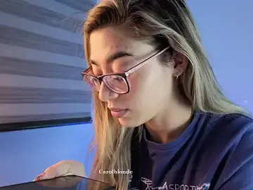 CarolblondeのStripchatでヌードカメラ