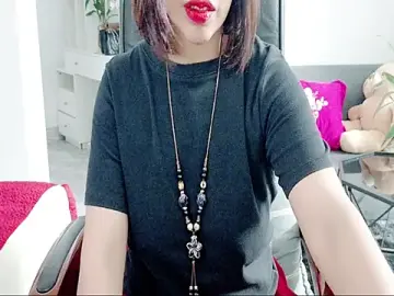 Miu-LeのStripchatでヌードカメラ