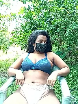 Black_bee8のStripchatで高画質ウェブカメラ